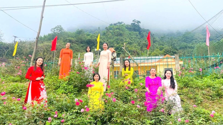 Các nhóm phụ nữ chọn những vườn hoa,tiểu cảnh trong cơ quan, trụ sở để chụp lưu lại những hình ảnh đẹp.