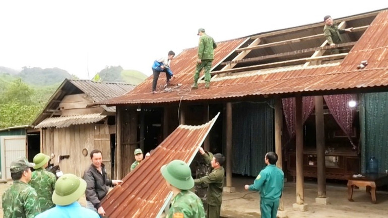 Chính quyền xã Hóa Sơn, huyện Minh Hóa phối hợp với Đồn Biên phòng Cà Xèng xây dựng nhà mới cho người dân ở thôn Đặng Hóa.