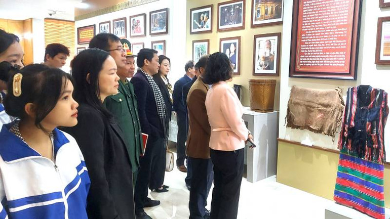 Các đại biểu và học sinh xem triển lãm, trưng bày. Các đại biểu và học sinh xem triển lãm, trưng bày.