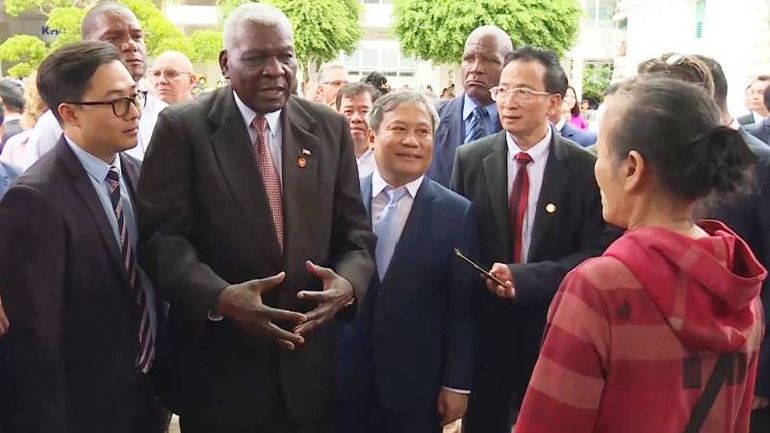 Đồng chí Esteban Lazo Hernandez trò chuyện với người thân của bệnh nhân tại bệnh viện.