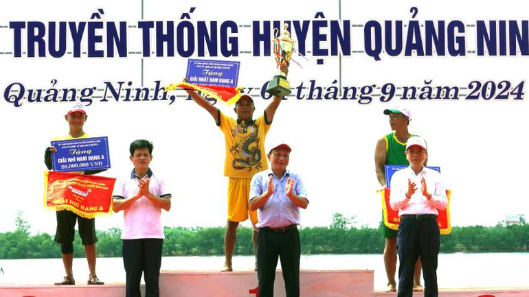 Các đồng chí lãnh đạo tỉnh Quảng Bình trao giải cho các thuyền bơi đạt giải cao của hạng A.