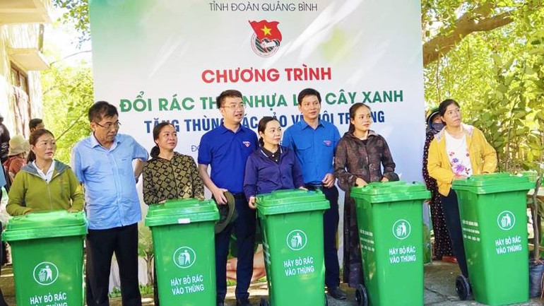 Tặng thùng rác cho bà con để góp phần giáo dục, tuyên truyền về ý thức bảo vệ môi trường