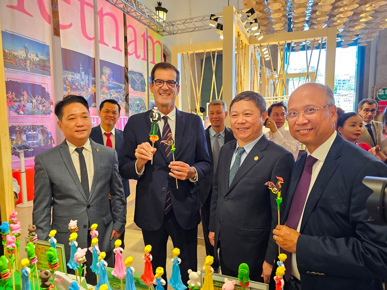 Thị trưởng thành phố Porto Rui Moreira rất ấn tượng với các sản phẩm nông nghiệp và những nét văn hóa dân gian của Việt Nam. (Ảnh: Minh Duy)