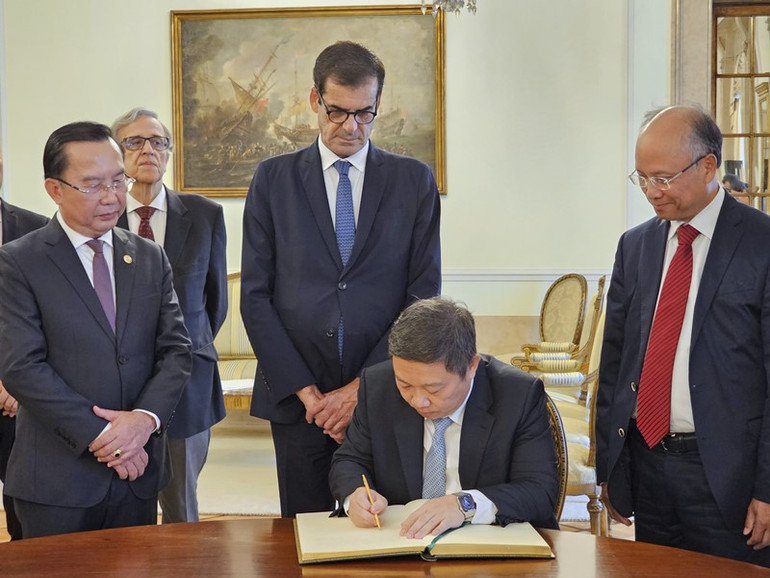 Phó Chủ tịch Thành phố Hồ Chí Minh Dương Anh Đức ghi sổ vàng nhân dịp chuyến công tác tại Porto (Bồ Đào Nha). (Ảnh: KHẢI HOÀN)