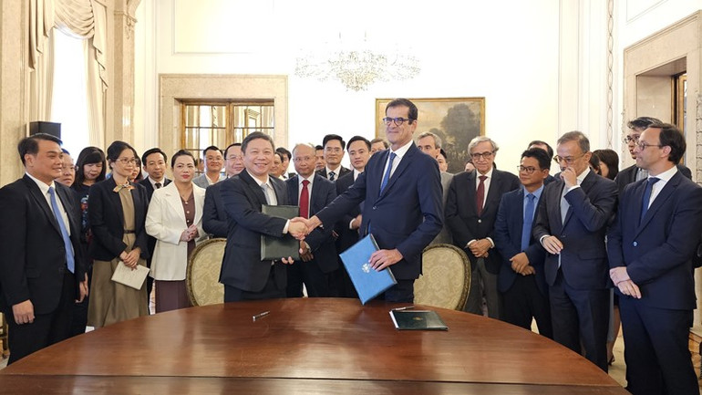 Lễ ký kết Bản ghi nhớ về phương hướng hợp tác giữa Ủy ban nhân dân Thành phố Hồ Chí Minh và chính quyền thành phố Porto giai đoạn 2023-2025. (Ảnh: MINH DUY)