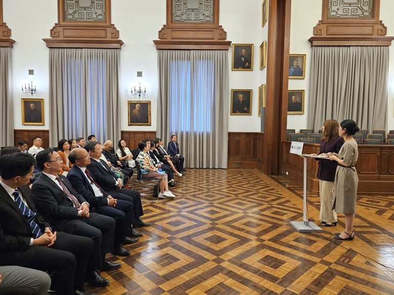 Đoàn công tác thăm và làm việc cùng lãnh đạo Đại học Porto. (Ảnh: MINH DUY)