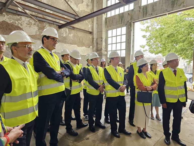 Đoàn công tác tham quan dự án cải tạo, sửa chữa và xây dựng khu phức hợp mới trên nền khu chăn nuôi-sản xuất Matadouro cũ. (Ảnh: MINH DUY)