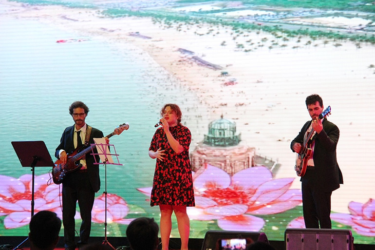 Ca sĩ Bồ Đào Nha trình diễn bài hát “Xin chào Việt Nam” tại lễ hội. (Ảnh: Khải Hoàn)