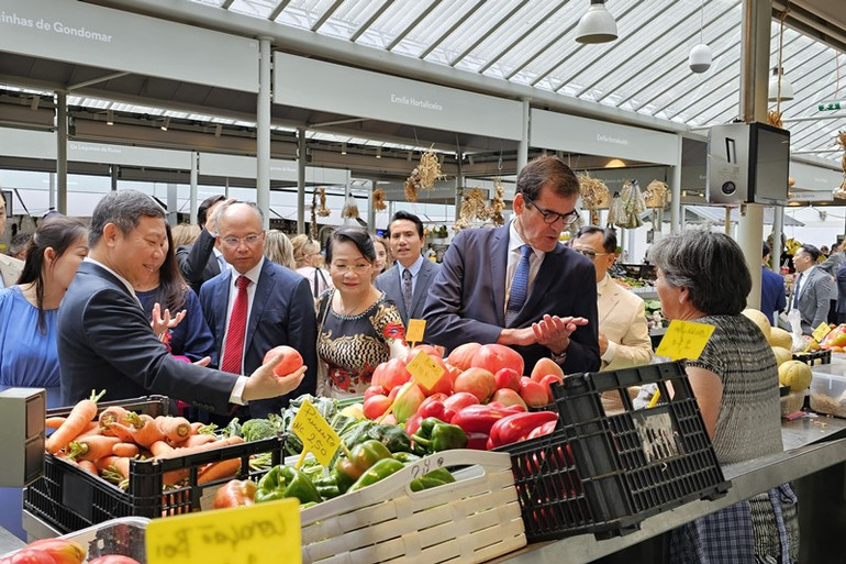 Nhiều loại mặt hàng trái cây, nông sản, nước giải khát, đồ lưu niệm, vật dụng trong gia đình,... được bày bán trong không gian Chợ Bolhão. (Ảnh: KHẢI HOÀN)