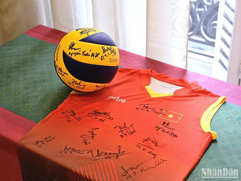 Món quà đội tuyển bóng chuyền nữ gửi tặng Đại sứ quán Việt Nam tại Pháp. (Ảnh: MINH DUY) Món quà đội tuyển bóng chuyền nữ gửi tặng Đại sứ quán Việt Nam tại Pháp. (Ảnh: MINH DUY)