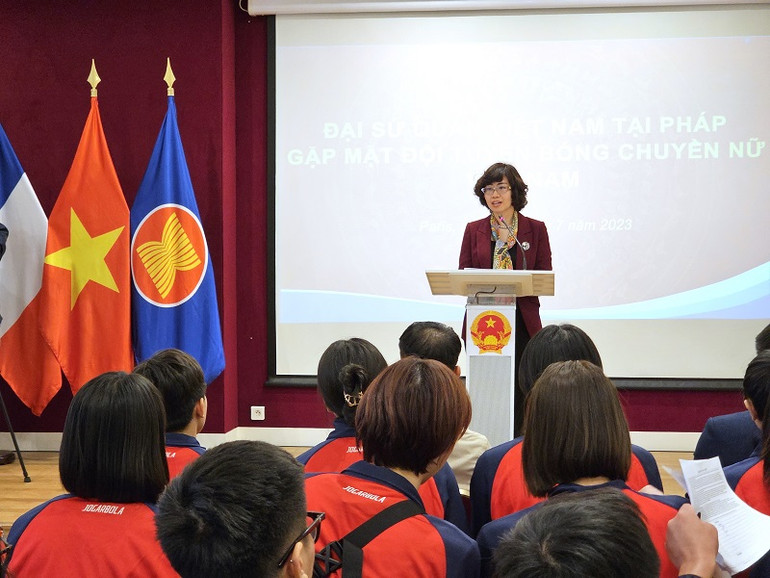 Đại sứ Lê Thị Hồng Vân chia sẻ: "Bà con, cộng đồng người Việt, Đại sứ quán, Phái đoàn UNESCO, các cơ quan đại diện Việt Nam tại Pháp sẽ luôn là những cổ động viên cuồng nhiệt nhất trong những ngày tới". (Ảnh: MINH DUY) Đại sứ Lê Thị Hồng Vân chia sẻ: "Bà con, cộng đồng người Việt, Đại sứ quán, Phái đoàn UNESCO, các cơ quan đại diện Việt Nam tại Pháp sẽ luôn là những cổ động viên cuồng nhiệt nhất trong những ngày tới". (Ảnh: MINH DUY)