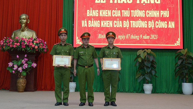 Các cá nhân, tập thể Phòng Cảnh sát phòng cháy, chữa cháy và cứu nạn, cứu hộ được Bộ Công an tặng Bằng khen. (Ảnh: CACC)
