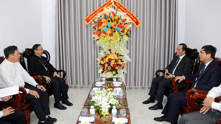 Phó Thủ tướng Trần Lưu Quang (thứ 2 bên phải qua) chúc mừng Giám mục Giuse Đỗ Mạnh Hùng cùng các linh mục, nam nữ tu sĩ, đồng bào Công giáo trong Giáo phận Phan Thiết nhân dịp Giáng sinh năm 2023