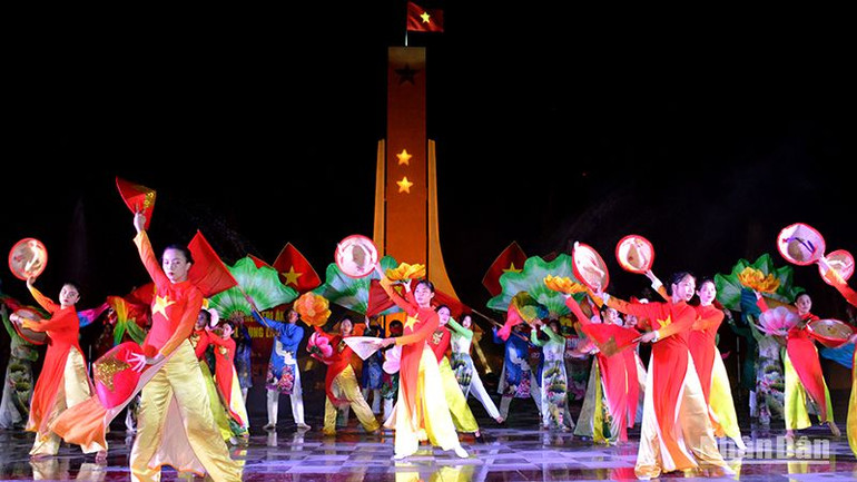 Biểu diễn văn nghệ tại Lễ tri ân các Anh hùng liệt sĩ (Ảnh: Đình Châu)