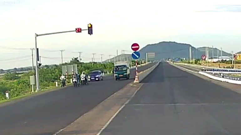 Thời điểm nhiều xe máy đang dừng đèn đỏ tại Km1604 Quốc lộ 1A, nút giao Quốc lộ 1A vào đường dẫn cao tốc Vĩnh Hảo-Phan Thiết thuộc địa bàn xã Vĩnh Hảo, huyện Tuy Phong, Bình Thuận