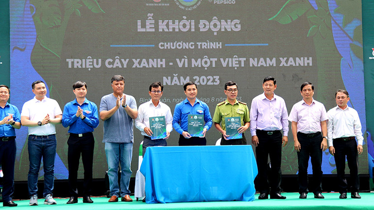 Các đơn vị chức năng của tỉnh Bình Thuận cùng địa phương và Tỉnh đoàn Bình Thuận ký cam kết trồng rừng và chăm sóc cây xanh. (Ảnh: Phú Hà)