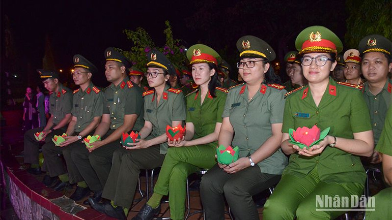 Lực lượng đoàn viên, thanh niên Công an tỉnh Bình Thuận tham gia lễ tri ân các Anh hùng liệt sĩ (Ảnh: Đình Châu)