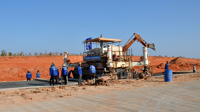 Các nhà thầu thi công đường băng sân bay Phan Thiết. Các nhà thầu thi công đường băng sân bay Phan Thiết.