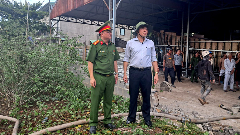 Phó Bí thư Thường trực Tỉnh ủy, Chủ tịch Hội đồng nhân dân tỉnh Bình Thuận Nguyễn Hoài Anh (bên phải hình) tạm dừng phiên họp Hội đồng nhân dân xuống hiện trường chỉ đạo xử lý dập cháy.