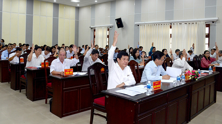 Các đại biểu biểu quyết phương hướng nhiệm vụ trọng tâm 6 tháng cuối năm 2023.