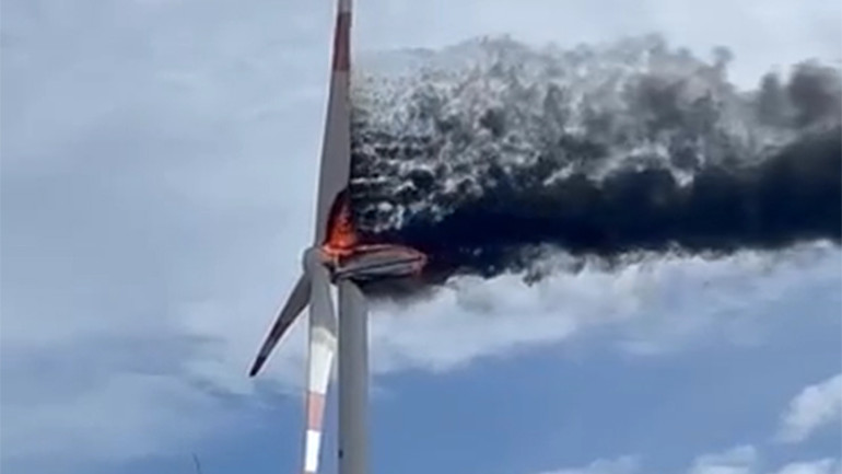 Tua-bin gió ở trên cao hơn 80m, gặp gió mạnh lửa cháy rất nhanh, chỉ sau thời gian ngắn tua-bin này bị cháy hoàn toàn.