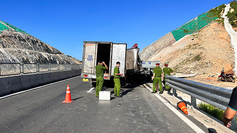 Lực lượng công an tỉnh Bình Thuận và huyện Hàm Thuận Bắc khám nghiệm hiện trường vụ tai nạn.