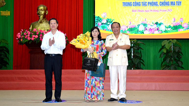 Vợ Liệt sĩ Trần Văn Dũng, nguyên Trưởng Công an xã Tiến Lợi, thành phố Phan Thiết nhận quà của Chủ tịch nước và Bộ trưởng Công an. Vợ Liệt sĩ Trần Văn Dũng, nguyên Trưởng Công an xã Tiến Lợi, thành phố Phan Thiết nhận quà của Chủ tịch nước và Bộ trưởng Công an.