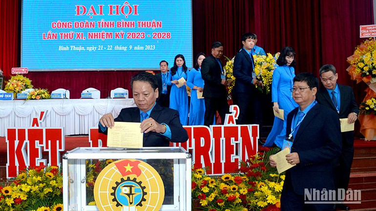 Các đại biểu bỏ phiếu bầu Ban Chấp hành Liên đoàn Lao động tỉnh Bình Thuận nhiệm kỳ 2023-2028.
