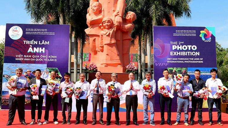 Trao giải thưởng đồng hạng cho các nghệ sĩ nhiếp ảnh có các tác phẩm xuất sắc nhất được trưng bày tại Triển lãm.