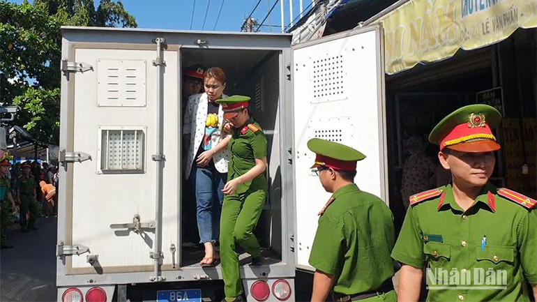 Dẫn giải bị can Ngô Thị Loan Chi (áo trắng hoa) về nơi cư trú để Cơ quan cảnh sát điều tra Công an thành phố Phan Thiết thực hiện các thủ tục tố tụng theo quy định. Dẫn giải bị can Ngô Thị Loan Chi (áo trắng hoa) về nơi cư trú để Cơ quan cảnh sát điều tra Công an thành phố Phan Thiết thực hiện các thủ tục tố tụng theo quy định.