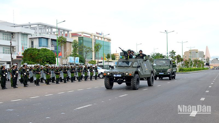 Các lực lượng công an tham gia diễu hành biểu dương lực lượng. (Ảnh: Đình Châu)