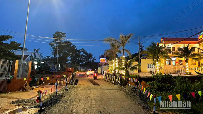 Cầu sắt Bailey được lắp đặt xong trong chiều ngày 2/10