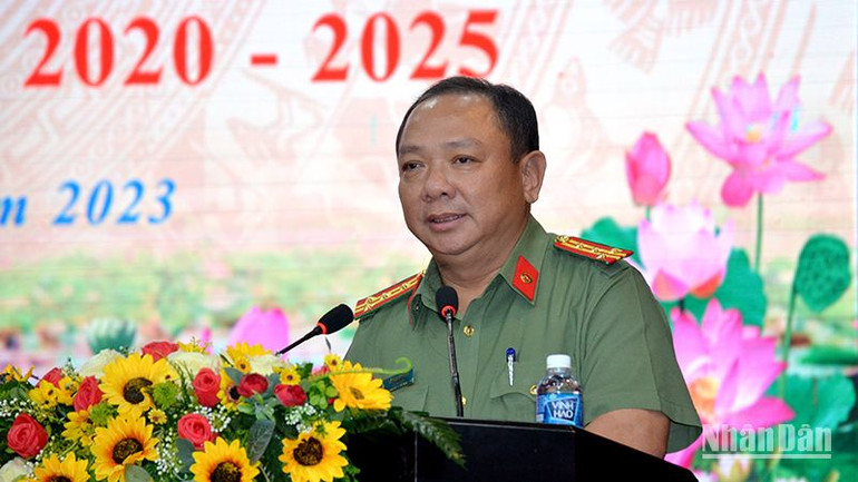 Đại tá Lê Quang Nhân, Ủy viên Ban Thường vụ tỉnh ủy, Giám đốc Công an tỉnh Bình Thuận phát biểu tham luận tại hội nghị.