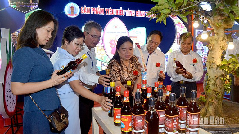 Một gian hàng trưng bày sản phẩm tiêu biểu của tỉnh Bình Thuận. (Ảnh: Đình Châu)