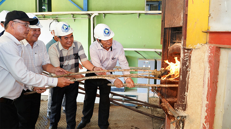Đại diện lãnh đạo Ủy ban nhân dân tỉnh Bình Thuận, các sở, ngành, địa phương và chủ đầu tư thực hiện nghi thức đốt lò xử lý rác. (Ảnh: HỮU TRI)