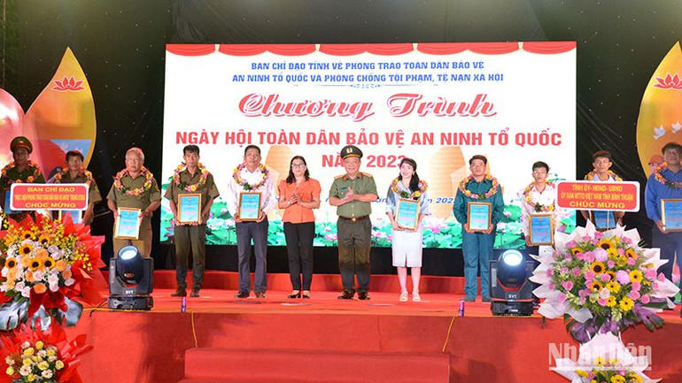 Các cá nhân được tuyên dương điển hình tiên tiến trong thực hiện và xây dựng phong trào toàn dân bảo vệ an ninh Tổ quốc tại địa phương. (Ảnh: Đình Châu)