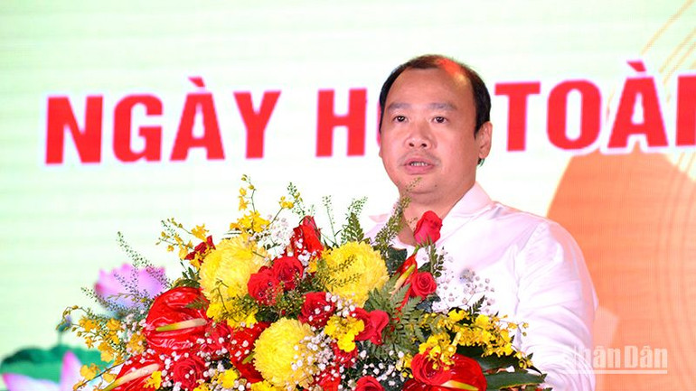 Đồng chí Lê Hải Bình, Ủy viên dự khuyết Trung ương Đảng, Phó Trưởng Ban Tuyên giáo Trung ương phát biểu chỉ đạo tại “Ngày hội Toàn dân bảo vệ an ninh Tổ quốc” xã Hàm Liêm, huyện Hàm Thuận Bắc. (Ảnh: Đình Châu)