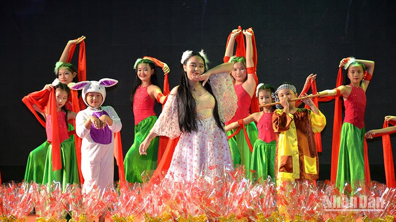 Tiết mục Múa Thiên cung thưởng nguyệt Trung thu tại "Đêm hội Trăng rằm 2023" thành phố Phan Thiết.