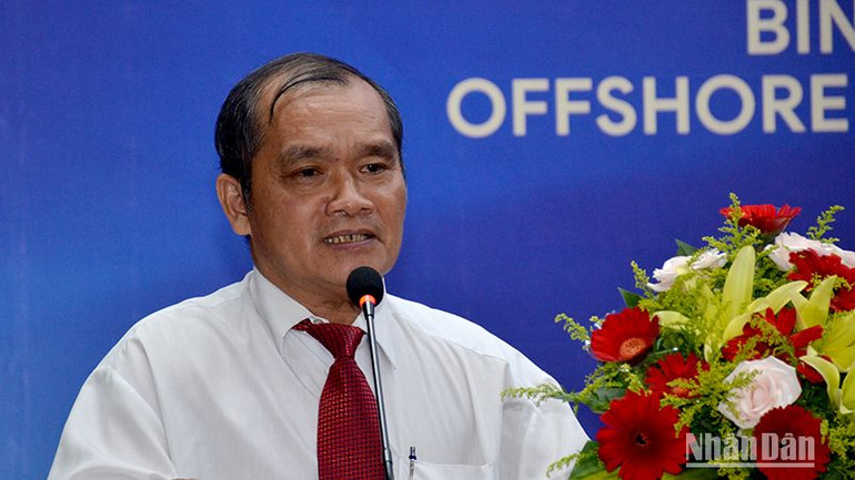 Ông Võ Văn Hòa, Giám đốc Sở Công thương Bình Thuận trình bày tham luận về định hướng phát triển điện gió ngoài khơi của tỉnh Bình Thuận