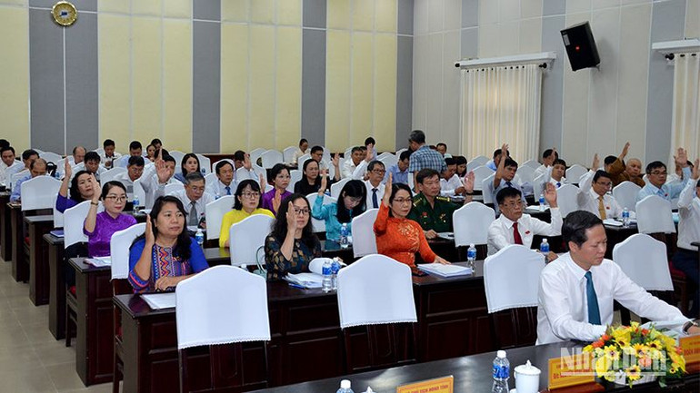 Các đại biểu biểu quyết thông qua các Nghị quyết HĐND tại kỳ họp