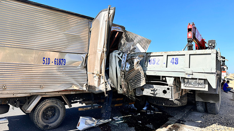 Cú va chạm mạnh làm người ngồi trên ca bin xe tải 51D-618.79 văng ra ngoài và tử vong tại chỗ.