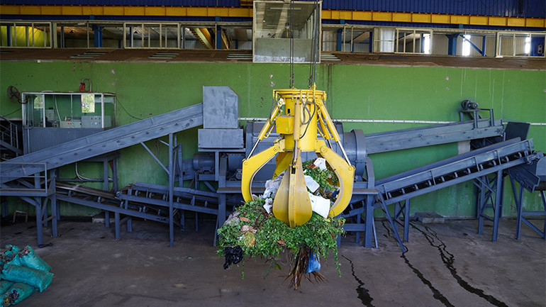 Một công đoạn xử lý rác được điều khiển từ phòng vận hành điều khiển của nhà máy. (Ảnh: HỮU TRI)