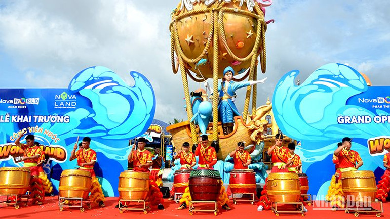 Biểu diễn trống chào mừng khai trương Công viên nước Wonderland Water Park