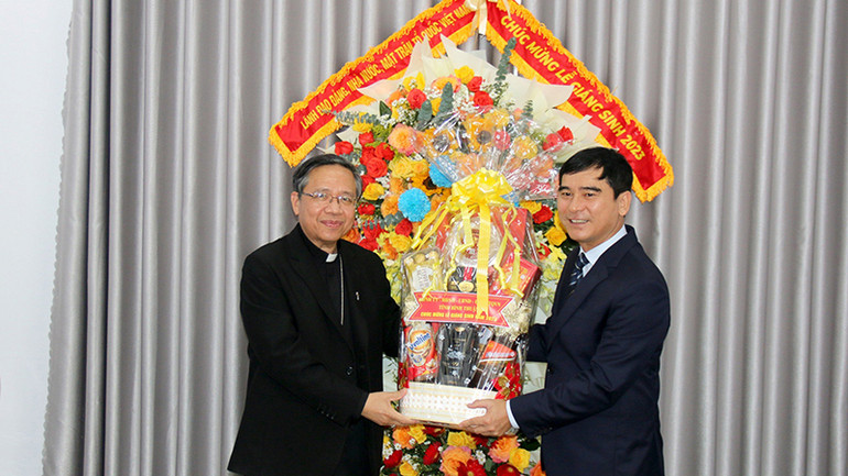 Đồng chí Dương Văn An, Ủy viên Trung ương Đảng, Bí Thư Tỉnh ủy Bình Thuận tặng quà chúc mừng Giám mục Giuse Đỗ Mạnh Hùng và Tòa Giám mục Phan Thiết