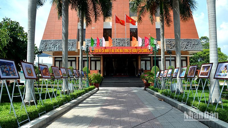 Các tác phẩm tham gia “Triển lãm ảnh Việt Nam qua ống kính nhiếp ảnh gia quốc tế” được trưng bày tại Bảo tàng Hồ Chí Minh - Chi nhánh Bình Thuận.