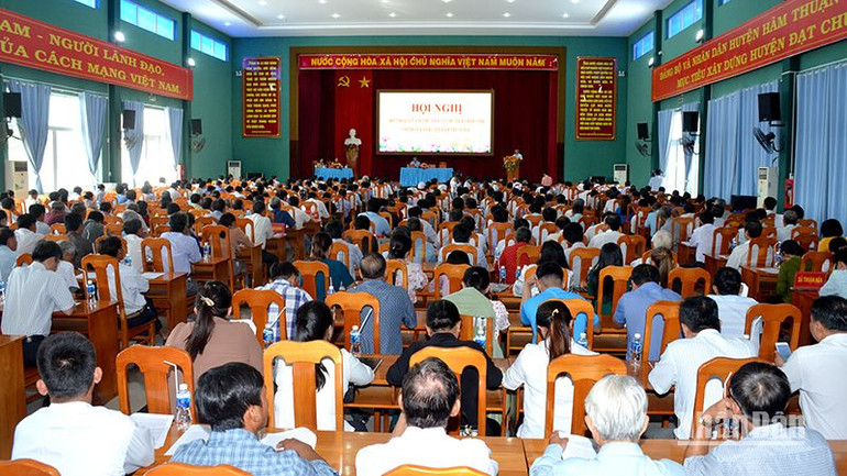 Toàn cảnh Hội nghị đối thoại giữa Bí thư Tỉnh ủy, Chủ tịch Ủy ban nhân dân tỉnh Bình Thuận với nhân dân huyện Hàm Thuận Bắc. Toàn cảnh Hội nghị đối thoại giữa Bí thư Tỉnh ủy, Chủ tịch Ủy ban nhân dân tỉnh Bình Thuận với nhân dân huyện Hàm Thuận Bắc.