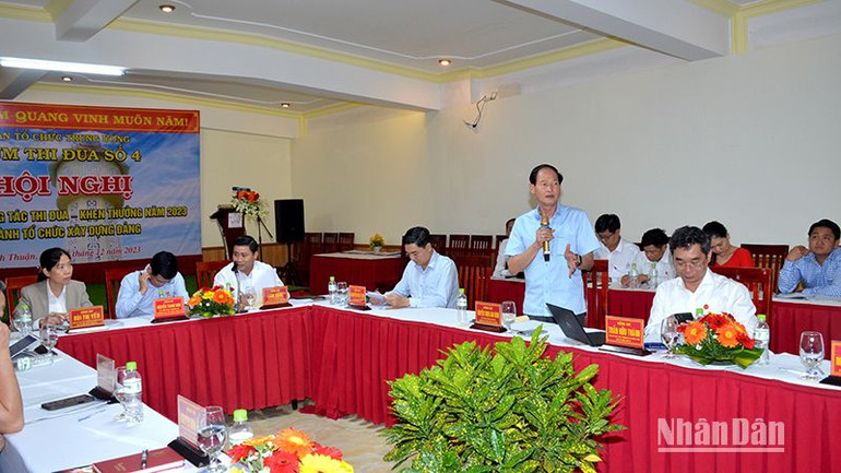 Đại biểu đơn vị thành viên trong Cụm thi đua số 4 phát biểu trao đổi kinh nghiệm tại Hội nghị Đại biểu đơn vị thành viên trong Cụm thi đua số 4 phát biểu trao đổi kinh nghiệm tại Hội nghị