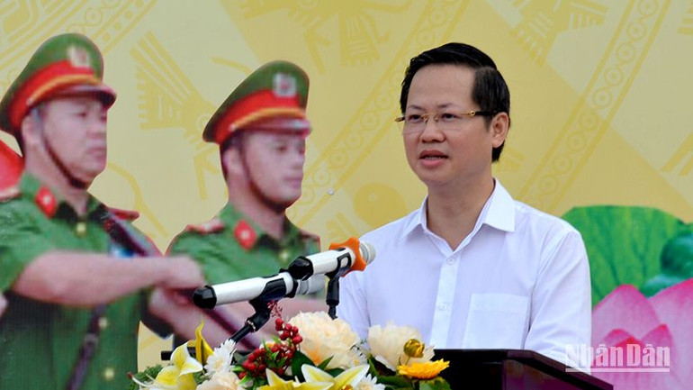 Chủ tịch Ủy ban nhân dân tỉnh Bình Thuận Đoàn Anh Dũng phát biểu chỉ đạo, giao nhiệm vụ cho lực lượng Công an. (Ảnh: Đình Châu)