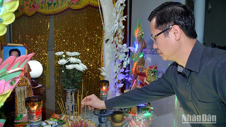 Chủ tịch UBND tỉnh Bình Thuận Đoàn Anh Dũng thắp hương viếng anh Nguyễn Hữu Đốn, người có hành động dũng cảm quên mình cứu người, cứu tài sản của nhân dân bị điện giật tử vong.