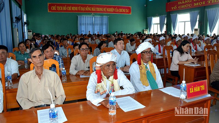 Nhân dân các địa phương trên địa bàn huyện Hàm Thuận Bắc tham dự buổi đối thoại với Bí thư Tỉnh ủy, Chủ tịch Ủy ban nhân dân tỉnh Bình Thuận. Nhân dân các địa phương trên địa bàn huyện Hàm Thuận Bắc tham dự buổi đối thoại với Bí thư Tỉnh ủy, Chủ tịch Ủy ban nhân dân tỉnh Bình Thuận.